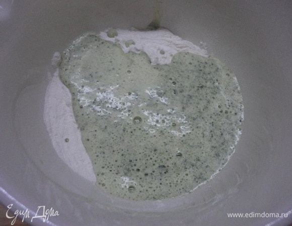 Добавить к смеси муку и соль, пермешать.