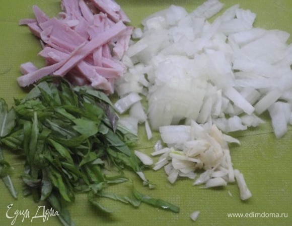 Для соуса лук нарезать мелкими кубиками, базилик нарезать полосками. Чеснок выжать через пресс, грудинку нарезать полосками.