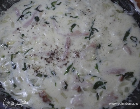 Все обжарить на сливочном масле до прозрачности в течение 2 минут, влить сливки и довести до кипения. Соус приправить солью и мускатным орехом.