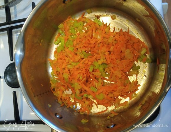 Мелко шинкуем репчатый лук, морковь трем на крупной терке, стебель сельдерея мелко режем. В кастрюле в 1 ст. л. растительного масла обжариваем лук пару минут, добавляем морковь и сельдерей. Обжариваем минуты 3–4.
