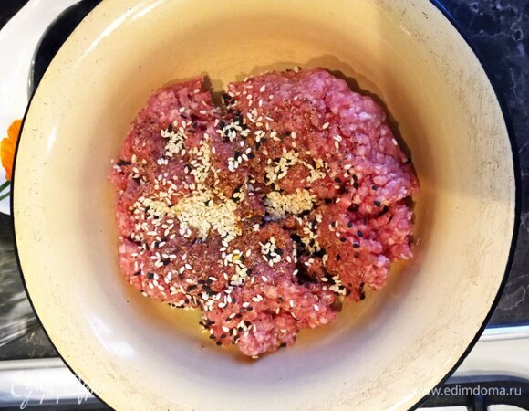 Пока овощи жарятся, готовим фрикадельки. В фарш добавляем кунжут. У меня смесь белого и черного, но можно взять любой. Солим и перчим по вкусу.