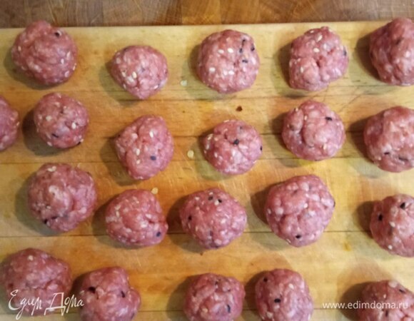 Лепим небольшие фрикадельки.