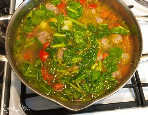 Если у вас брокколи свежая, добавляем сейчас, а если замороженная, то она сварится быстро, добавляем ее, когда картофель почти готов. Варить 4–5 минут замороженную брокколи и 7–10 свежую. Когда все овощи готовы, добавляем мелко нарезанный шпинат. Солим и перчим по вкусу. Снимаем с огня.