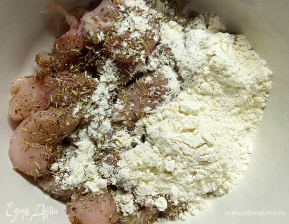 Филе куриной грудки промываем, обсушиваем бумажными полотенцами и режем некрупным кубиком. Складываем в миску, солим и перчим по вкусу, добавляем сушеный розмарин и 1 ст. л. муки. Все перемешиваем и оставляем на 30 минут.