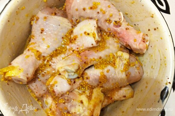 Куриные голени промываем, обсушиваем, солим и перчим. Желтки смешиваем с горчицей и обмазываем этой смесью окорочка. Оставляем мариноваться минут на 20.