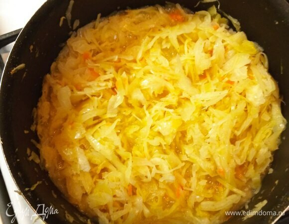 Добавить можжевельник, перец горошком и лавровый лист. Через минуту добавить капусту. Влить горячий бульон и тушить под крышкой 40 минут на небольшом огне. При необходимости в процессе добавить еще бульона или воды. Когда капуста готова, вынимаем лавровый лист и можжевельник.