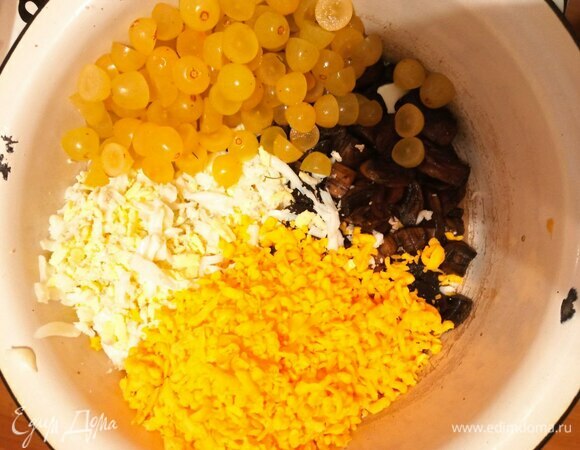 Отварить яйца. Очистить их и нарубить кубиком или натереть на крупной терке. Добавить к грибам. Виноград вымыть и обсушить. Разрезать ягоды пополам. Добавить к грибам. Сыр натереть на крупной терке. Я взяла чеддер. Можно использовать любой. Добавить в миску. Посолить по вкусу, хорошо перемешать и заправить майонезом. Переложить в салатницу. Приятного аппетита!