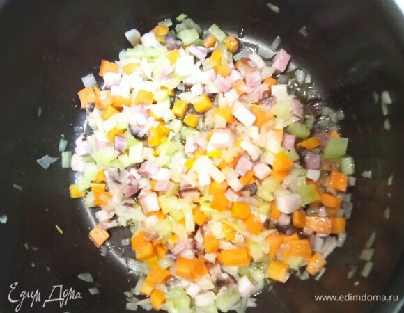 Нарезаем панчетту мелким кубиком. Я уже два года не могу найти панчетту в Питере, но нашла очень похожий копченый бекон. Главное, чтобы там было побольше мяса и он был посуше. Добавляем бекон в овощи и обжариваем еще пару минут. Панчетта должна стать чуть хрустящей. Добавляем белое вино и тушим, пока не исчезнет запах алкоголя.