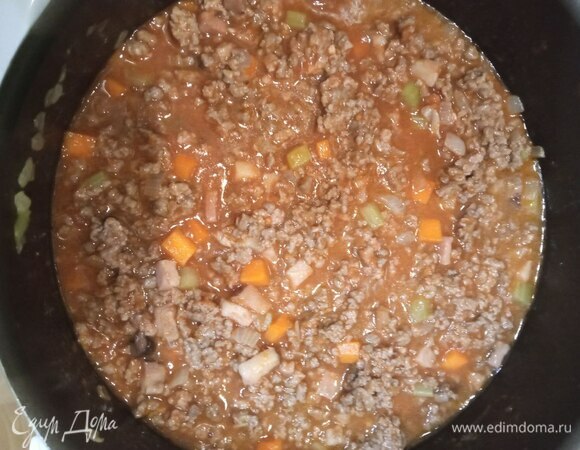 Уменьшаем огонь до минимума, накрываем сотейник крышкой и тушим минимум 3 часа, периодически помешивая. Лучше 4–5. Обычно дополнительная жидкость не требуется, соус должен быть густым. На фотографии рагу примерно через 2 часа тушения. Но если вы видите, что рагу может пригореть, добавьте чуть-чуть воды. В оригинальном рецепте не добавляют соль или перец. Ничто не должно отвлекать от вкуса мяса и помидоров. Но, если мы покупаем продукты в магазине, у нас уже нет того вкуса, которым обладают продукты из своего хозяйства, поэтому соль допускается. Можно также добавить чуть-чуть черного молотого перца. Но немного!