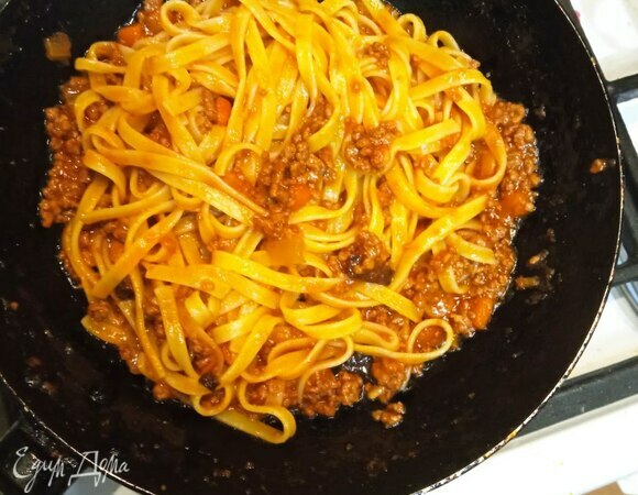Пасту отвариваем аль денте. На 2 минуты меньше, чем указано на упаковке. Паста в этом блюде должна быть аль денте даже после прогревания с соусом на сковороде. Пасту сливаем. На сковороду выкладываем немного рагу, добавляем пасту и прогреваем все вместе пару минут, постоянно помешивая, чтобы паста пропиталась соусом.