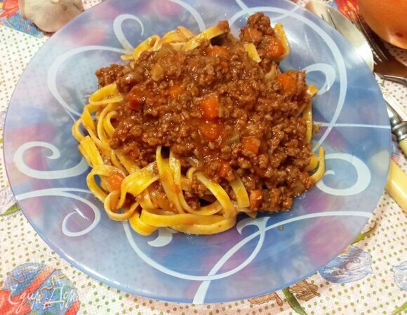 На тарелки выкладываем пасту с рагу, сверху кладем еще рагу. Можно посыпать тертым пармезаном. Тальятелле алла болоньезе готово. Приятного аппетита!