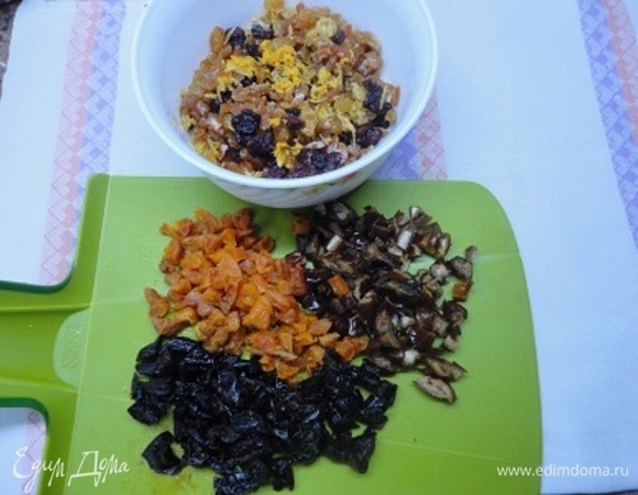 С вечера подготавливаем сухофрукты. Состав сухофруктов подбирайте по своему вкусу. Крупные после промывания нарезаем на кусочки, чтобы все сухофрукты были примерно одного размера.