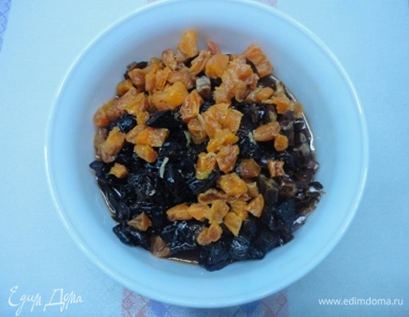 Соединяем все сухофрукты и цукаты, добавляем цедру одного апельсина и заливаем алкоголем. За ночь он практически впитается. И если даже немного останется, все вместе будем использовать для кекса.