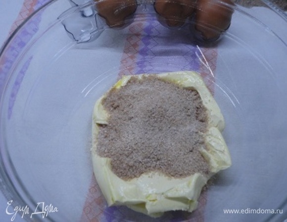 На следующий день размягченное сливочное масло миксером на средней скорости взбиваем с сахаром добела, 5–7 минут. В масляную смесь по одному вводим яйца, каждый раз вымешивая миксером до однородности. Если в сухофруктах остался алкоголь, выливаем его сюда.