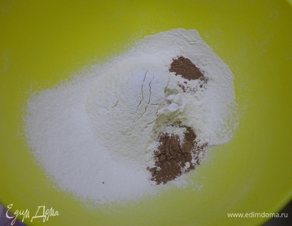 В отдельную емкость просеять муку с разрыхлителем и добавить смесь пряностей (я сама готовлю эту рождественскую смесь). Перемешиваем, чтобы все сухофрукты были покрыты мукой. Соединяем сухие и жидкие ингредиенты.