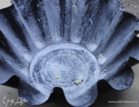 Стенки форм слегка смазать сливочным маслом и посыпать мукой. На дно положить кружочек бумаги для выпечки. Наполнить форму тестом на 3/4 высоты. Выпекать при 160°С 1 час или 1 час 10 минут.