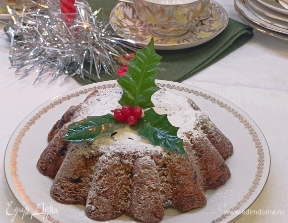 Оставляем кекс в форме до полного остывания. На следующий день выньте кекс из формы, герметично упакуйте в пекарскую бумагу, фольгу и пакет. Уберите в прохладное место, холодильник или лоджию, на созревание минимум на неделю, а лучше на несколько недель. Украшайте кекс незадолго до употребления.