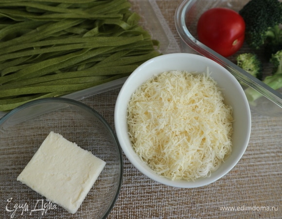Приготовить все необходимое. Вам потребуется кастрюля на 2 литра с толстым дном. Пармезан натереть на терке.