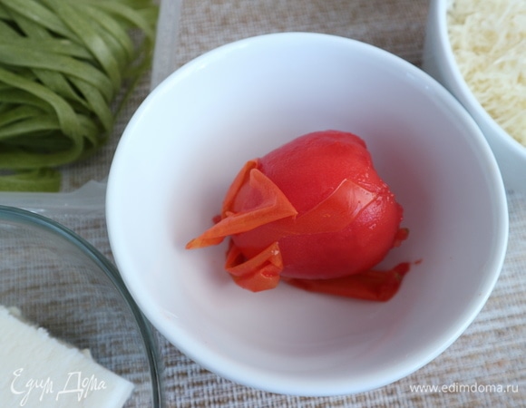 У плодоножки помидора нанести крестообразный разрез, поместить в кипяток на 20–30 секунд, снять шкурку.