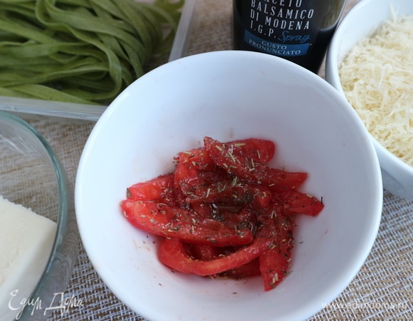 Разрезать на половинки, удалить ложкой семенную часть, посолить, поперчить, сбрызнуть оливковым маслом и бальзамическим уксусом. Оставить для маринования на время, пока варится паста.