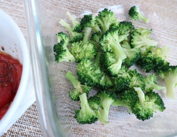 Отварить в подсоленной воде брокколи до состояния al dente, сразу вынуть из кипятка на тарелку. Разобрать на соцветия.