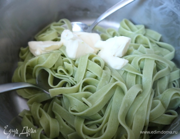 Феттучине опустить в кипящую подсоленную воду из расчета 100 грамм пасты на 1 литр воды, варить до состояния al dente. У меня для этого потребовалось 5 минут, т. к. паста со шпинатом свежая, а не высушенная, ей требуется чуть меньше времени для варки. Слить воду из кастрюли с пастой, оставив в отдельной посуде 0,5 стакана воды от пасты, она пригодится для соуса. Кастрюлю держать на небольшом огне. Добавить сливочное масло к пасте, тщательно и аккуратно перемешать.