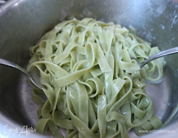 Добавить оставленную воду от пасты. Перемешать. Должен получиться сливочный соус, паста должна стать блестящей. Снять с огня.