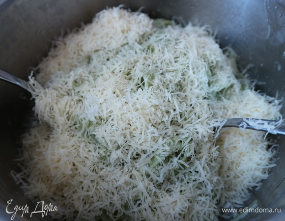 Очередь сыра. Немного сыра (примерно 15 грамм от общего количества) надо оставить, его добавляют при подаче блюда. Добавить пармезан к феттучине.