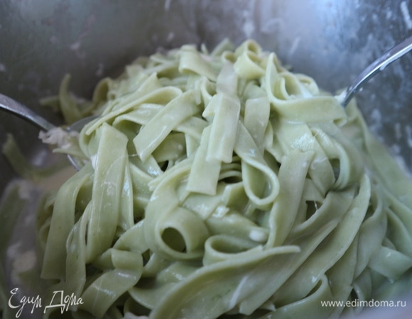 Перемешать аккуратно. Нагреть слегка тарелку для подачи над паром.