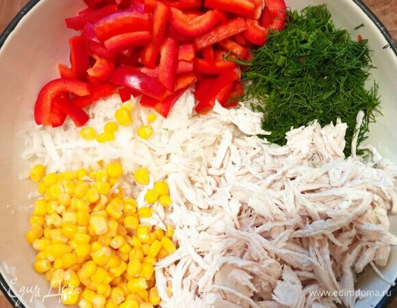 Куриное мясо разбираем на волокна, дайкон чистим и трем на крупной терке. Хорошенько отжимаем дайкон. Кладем в миску к курице.