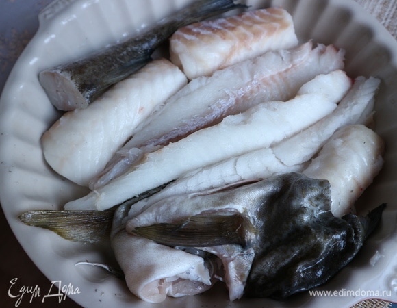 Отрезать хвостовую часть трески, убрать черные пленки, отделить филе от костей, снять шкурку.