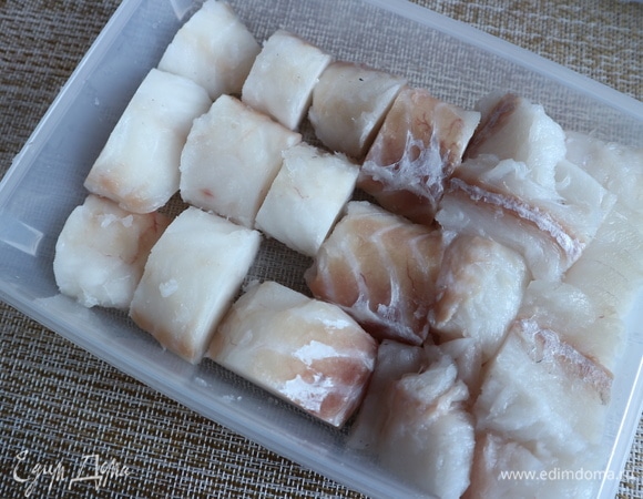 Филе, нарезанное на крупные кубики, убрать в холодильник до использования. Почистить лук, морковь.