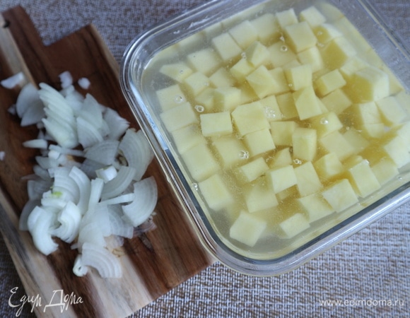 Почистить картофель, нарезать на кубики среднего размера, нарезать оставшийся лук.