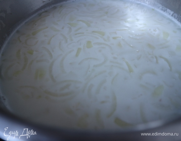 Опустить картофель и лук в бульон, через 10 минут после закладки овощей опустить в кастрюлю кусочки филе. Есть и другой способ приготовления: в отдельной кастрюле на сливочном масле слегка обжарить нарезанные картофель и лук, потом добавить рыбный бульон. Молоко подогреть, оставив небольшую часть, чтобы развести муку. Муку смешать с этой частью молока комнатной температуры, добавить смесь в горячее молоко, размешать. Молоко добавить к супу через сито, перемешать. Проварить минуты 2. Выключить огонь. Дать настояться минуты 3 в кастрюле с закрытой крышкой.