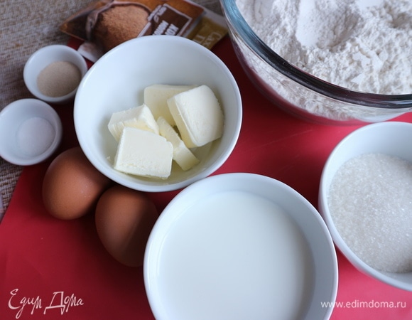 Приготовить все необходимое. Яйца (у меня здесь яйца категории С0, можно взять С1) достать из холодильника заранее. Масло (80 грамм) нарезать на кусочки, растопить.