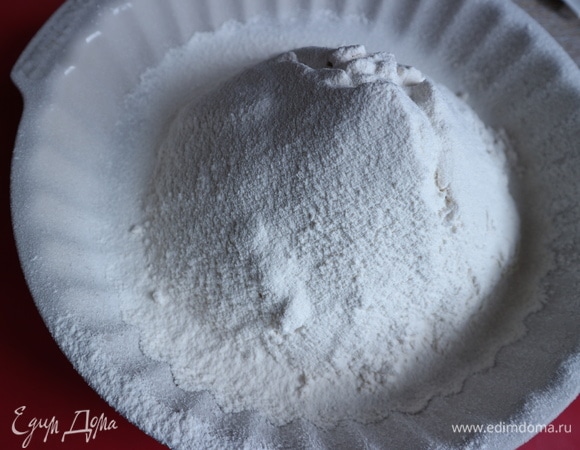 Муку с солью просеять.