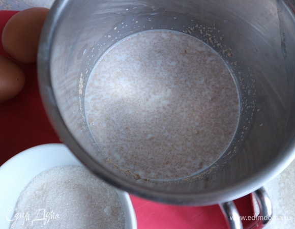 Молоко подогреть до температуры тела. Добавить 30 грамм сахара от общего количества. Активировать дрожжи, поместив их в молоко с сахаром.