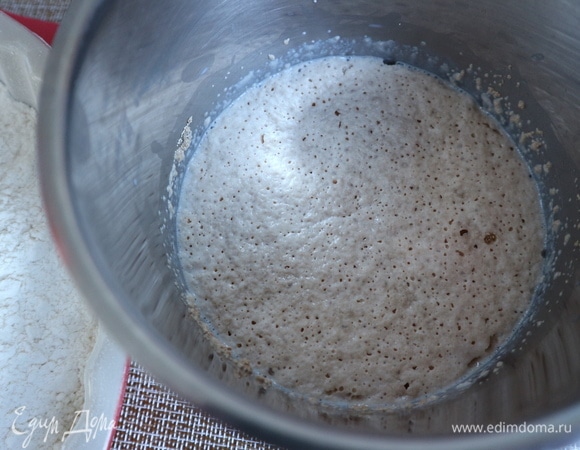 Дать постоять 10 минут, накрыв посуду полотенцем.