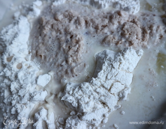 Затем добавить молоко с дрожжами, растопленное сливочное масло, сахарный песок (105 грамм).