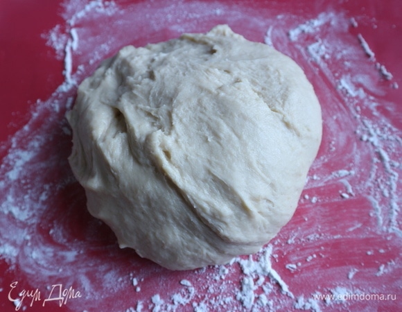 После вымешивания (тесто может оставаться чуть липким) посыпать мукой рабочую поверхность и окончательно вымесить, чтобы оно отставало от рук и от посуды.