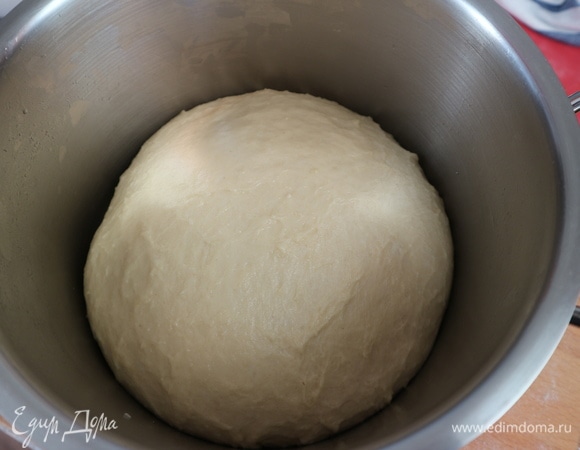 Тесто увеличилось в объеме в два раза, стало воздушным и очень податливым.