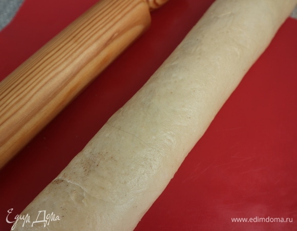 Слегка смочить водой свободную от начинки полосу, шов должен быть внизу.