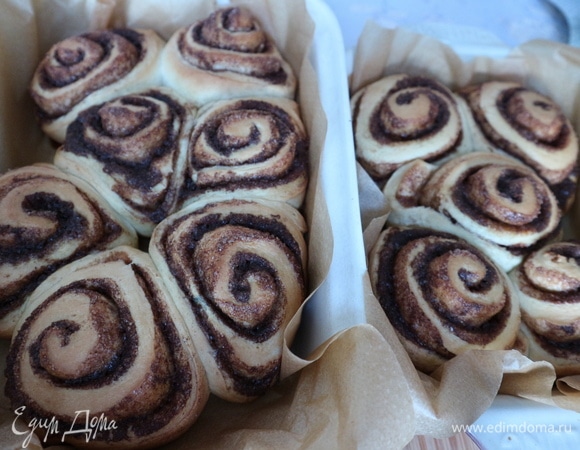 Отправить в духовку на 25 минут, булочки должны подрумяниться слегка. Булочки вынуть из духовки, дать остыть до теплого состояния.