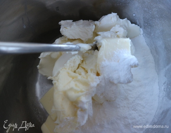 Приготовить крем для смазывания булочек после выпечки. Смешать сливочный сыр (маскарпоне, крем-чиз или другой) с размягченным сливочным маслом, лимонным соком и сахарной пудрой.