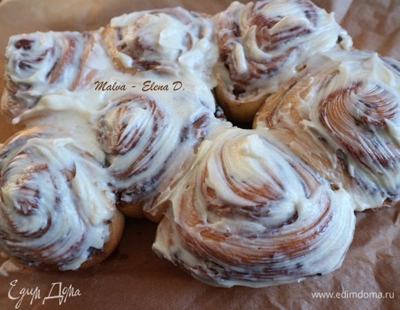 С помощью кисточки смазать булочки кремом. Можно подавать и теплыми, и холодными.