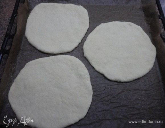 Половину готового теста разделить на 3 части (примерно по 175 г), раскатать и выложить на противень.