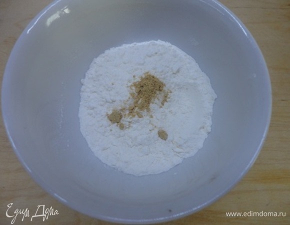 Смешать муку с имбирем. Включить духовку для разогрева на 160°C.