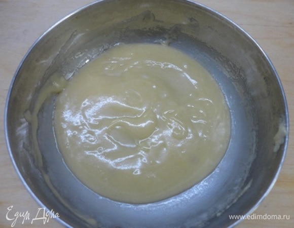 Сахар, мед и сливочное масло растопить на водяной бане. Убрать с нагрева, дать немного остыть и добавить лимонный сок. Постепенно добавить муку и перемешать ложкой. Противень выстлать бумагой, смазать ее маслом и чайной ложкой выложить тесто на небольшом расстоянии. Оно растечется, и крекеры будут плоскими. Выпекать 10 минут.