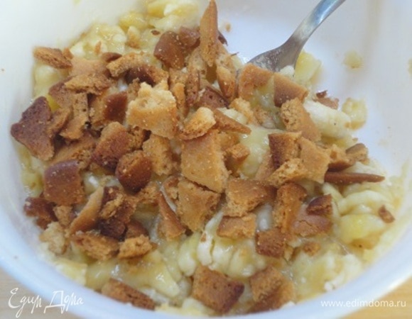 Отложить несколько печений для украшения, остальные поломать руками. Очищенные бананы нарежьте кусочками и полейте соком лимона. Оставьте несколько кружочков для украшения. Остальные разомните вилкой и смешайте с половиной поломанных крекеров.