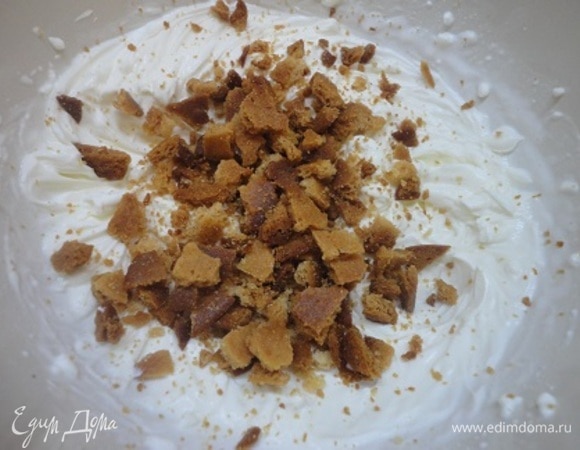 Для творожного крема соедините все ингредиенты и взбейте миксером. Добавьте оставшиеся поломанные крекеры и осторожно перемешайте.